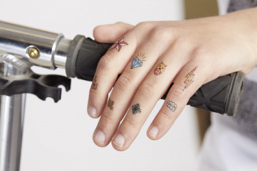 Temporäre Tattoos in Farbe auf den Fingern