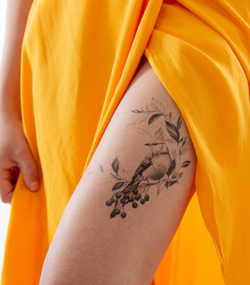modernes temporäres Tattoo am Bein