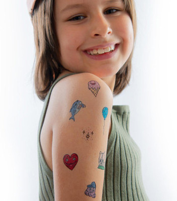 Bunte Kindertattoos auf dem Arm