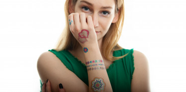 Glitzertattoos am Arm