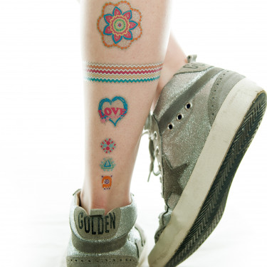 Glitzertattoos am Bein