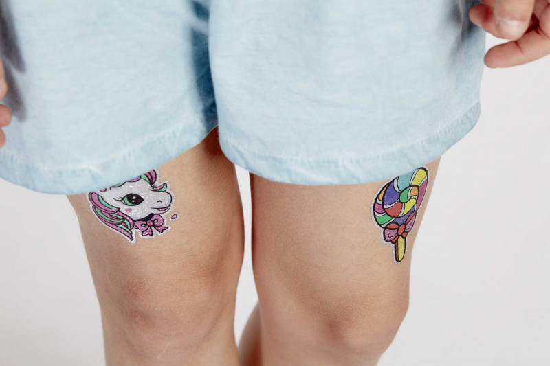 Glitzer Tattoos am Kinderbein