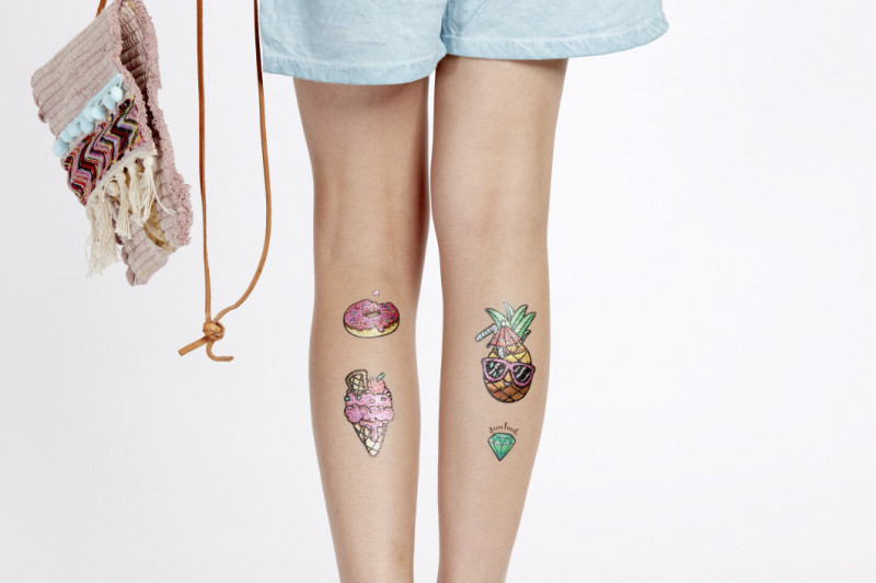 Metallic tattoos am Bein