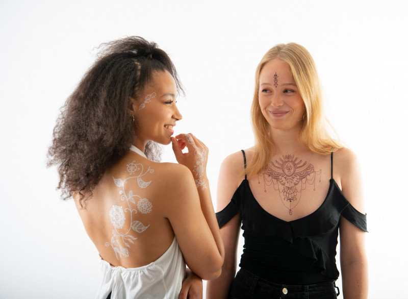 Henna Tattoo auf zwei Frauen